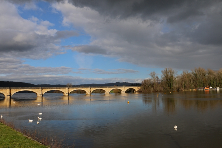 Le Pont de chemin de fer sur la Dordogne. - Mauzac-et-Grand-Castang