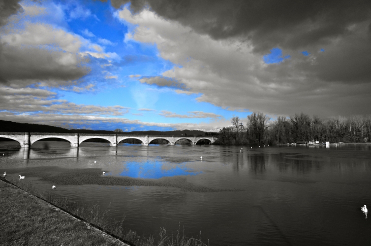 Le Pont de chemin de fer sur la Dordogne. - Mauzac-et-Grand-Castang
