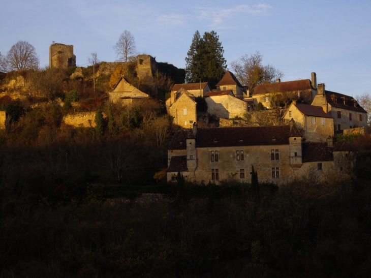 Village perché de Miremont-haut, ruine du château fort  12ème, gentilhommière 17ème - Mauzens-et-Miremont