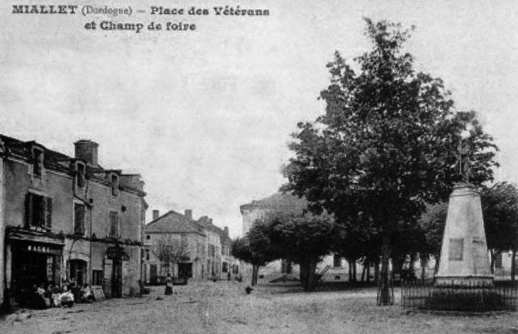 Place-des-veterans-et-champ-de-foire-debut-xxe-siecle-carte-postale-ancienne - Mialet