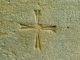 Photo précédente de Monbazillac Détail : croix pattée, gravée sur la pierre du portail de l'église Saint-Martin.