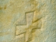 Détail : croix pattée, gravée sur la pierre du portail de l'église Saint-Martin.