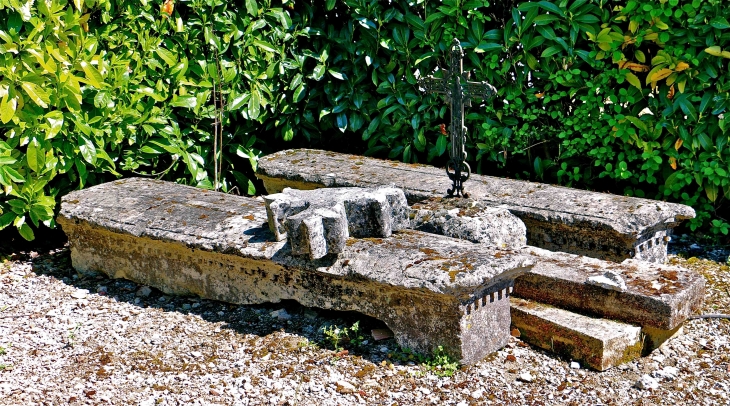 Les deux pierres tombales monolithes du XVIIIe siècle - Monmadalès