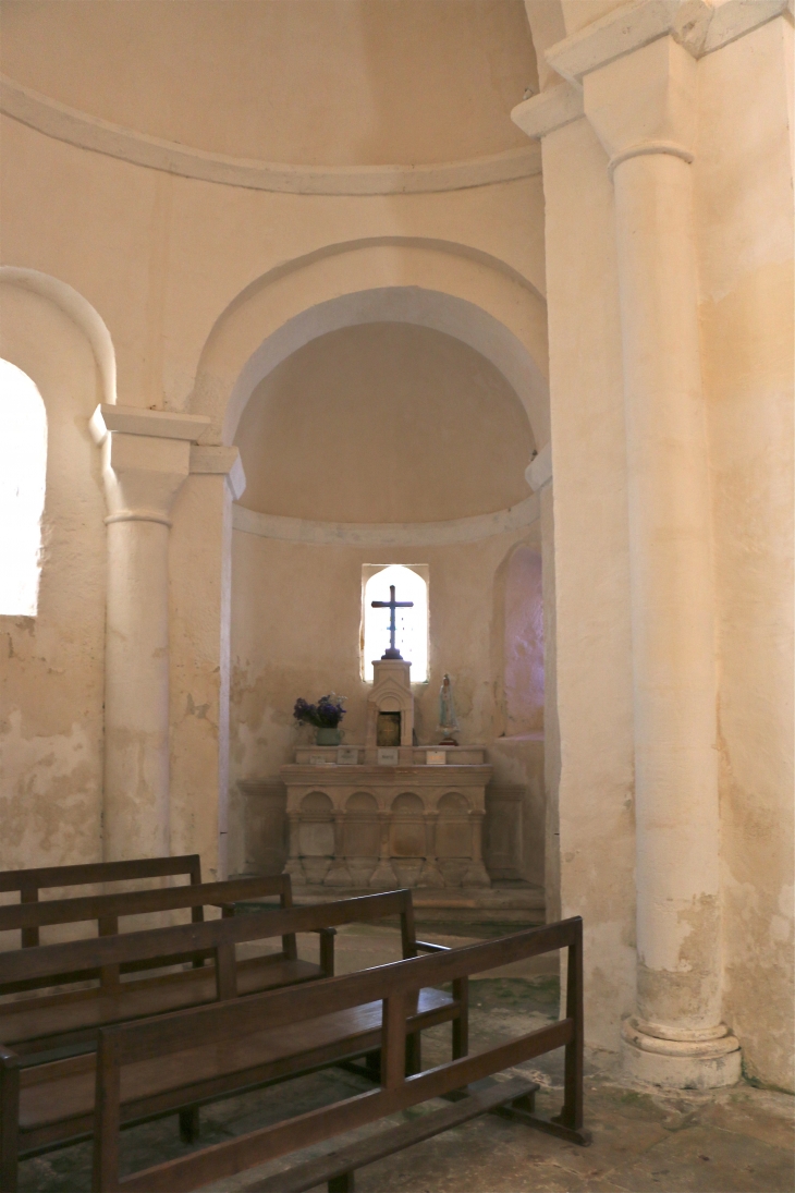 Chevet trilobé, petite chapelle à gauche - Montagrier
