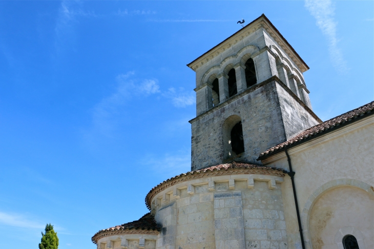 Le clocher et les absidioles. Eglise Sainte Madeleine - Montagrier