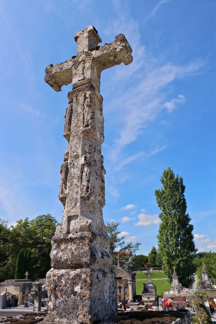 Dans le cimetière attenant à l'église, Croix hosannière, édicule funéraires construit entre le Xe siècle et le XVe siècle. - Montagrier
