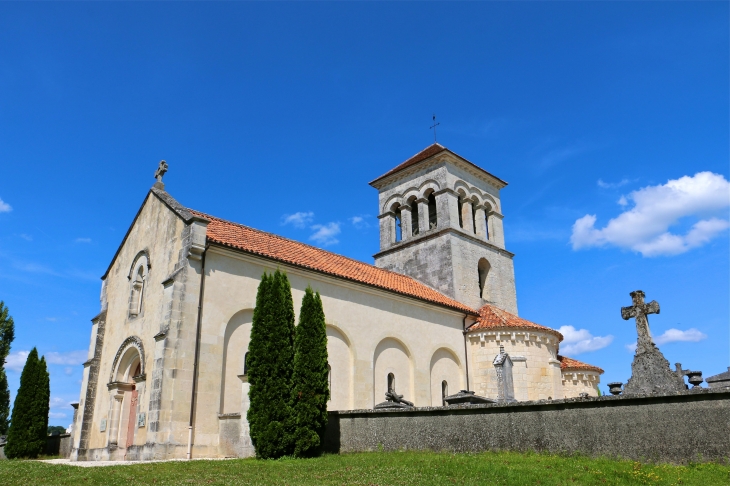 L'église Sainte Madeleine, romane est un ancien prieuré des XIe et XIIe siècles - Montagrier