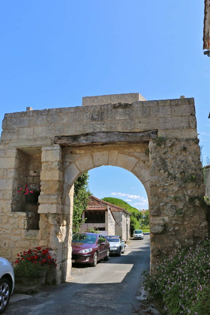 Intérieur du village : La porte Wiridel, unique vestige du XIVe siècle des fortifications du bourg. - Montagrier