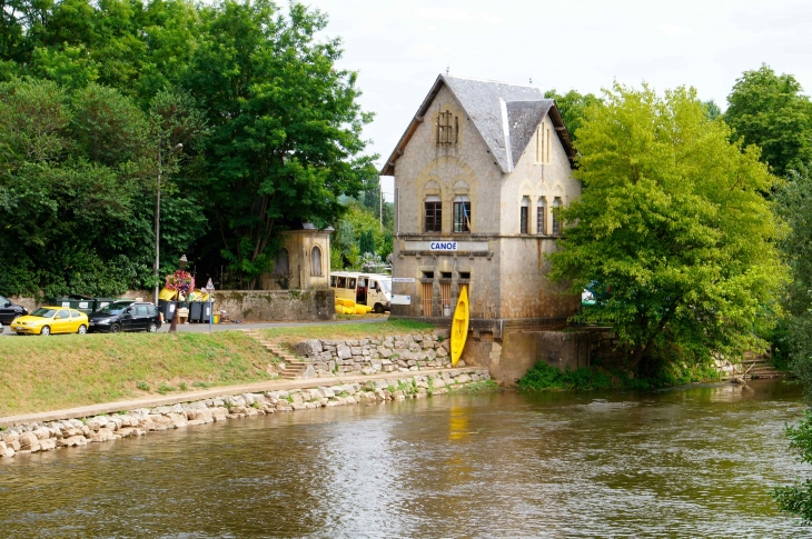 Club canoé sur les bords de la Vézère. - Montignac
