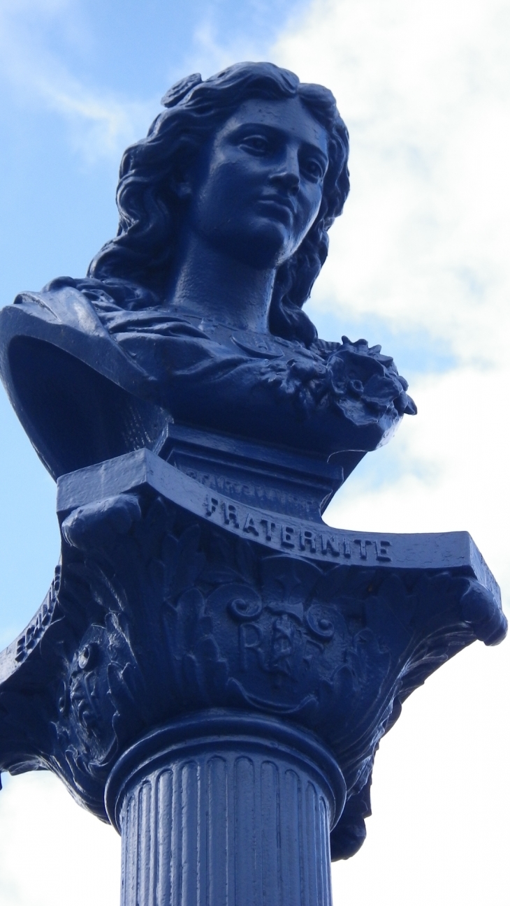 Buste de Marianne au sommet de la colonne commémorative. - Montpon-Ménestérol