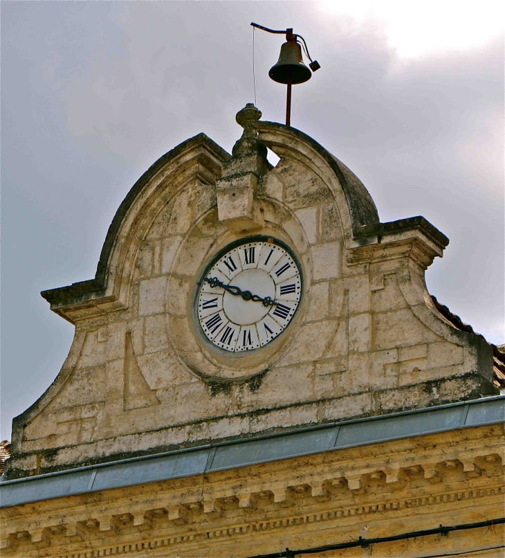L'horloge de l'hotel de ville - Montpon-Ménestérol