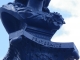 Buste de Marianne au sommet de la colonne commémorative.