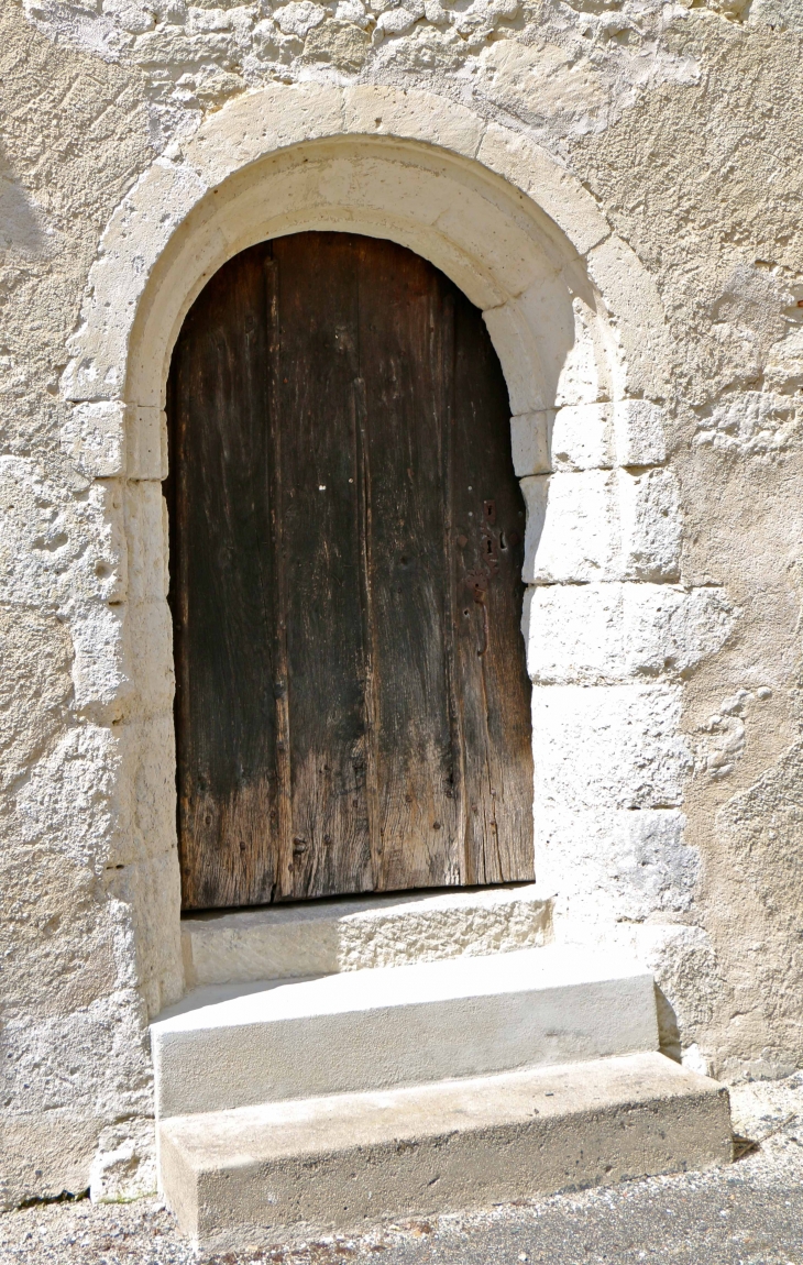 Petite porte de la façade sud de l'église Saint Etienne de Nanteuil de Bourzac. - Nanteuil-Auriac-de-Bourzac