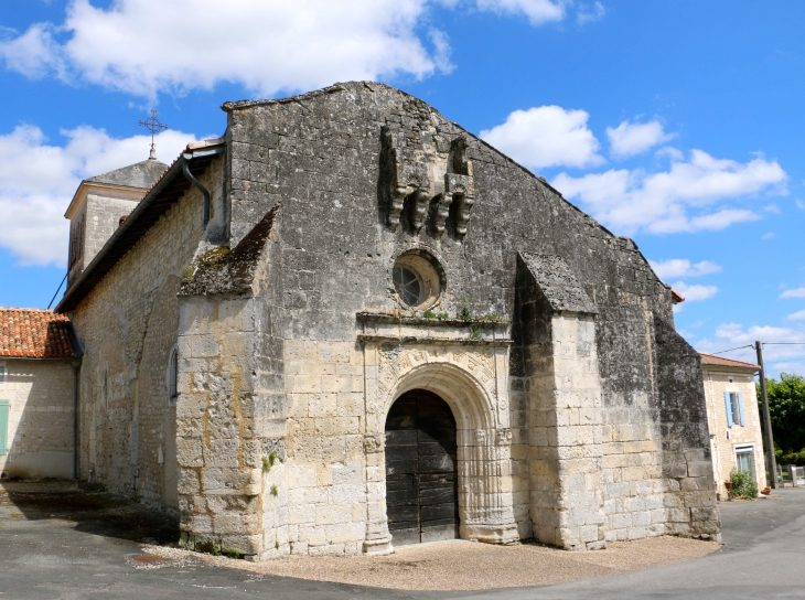 L-eglise-paroissiale-saint-etienne-de-nanteuil-de-bourzac-date-du-xiie-et-xvie-siecles-ancien-prieure-benedictin-elle-a-ete-legerement-fortifiee-durant-la-guerre-de-cent-ans - Nanteuil-Auriac-de-Bourzac