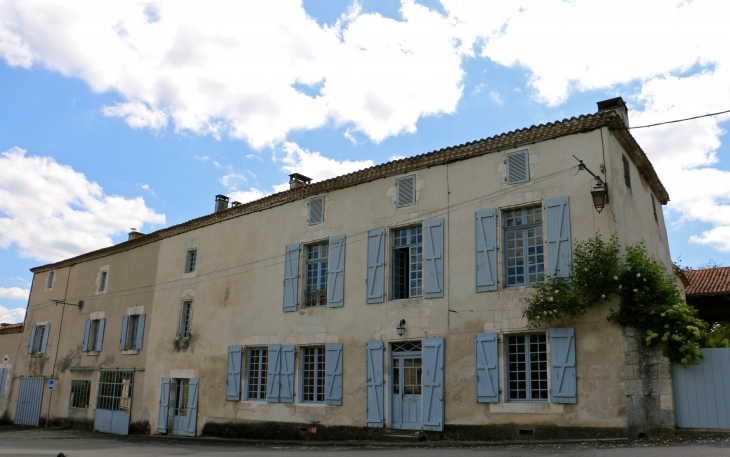 Maison ancienne du village de Nanteuil. - Nanteuil-Auriac-de-Bourzac