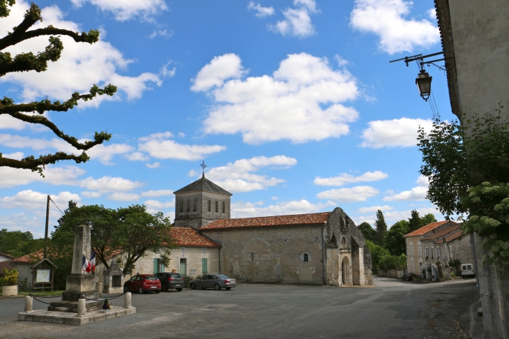 La place du village de Nanteuil. - Nanteuil-Auriac-de-Bourzac
