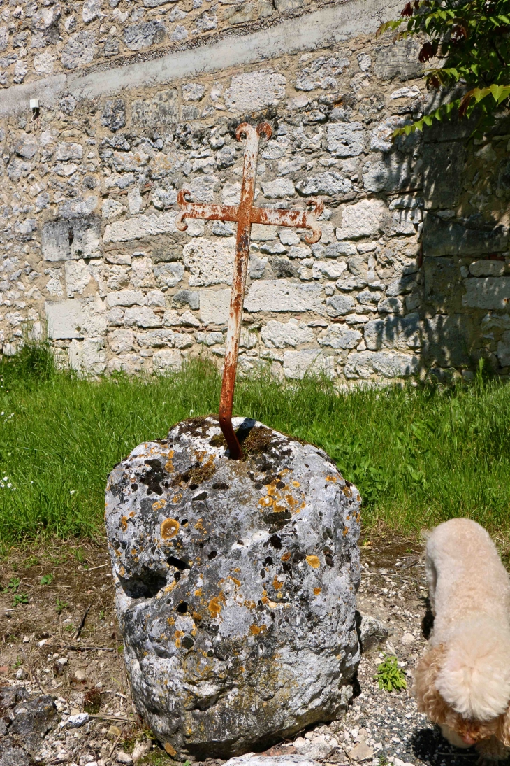 Petite croix de chemin près de l'église. - Naussannes