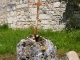 Petite croix de chemin près de l'église.