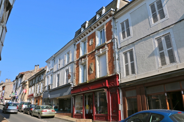 Une-rue-de-la-ville haute. - Nontron