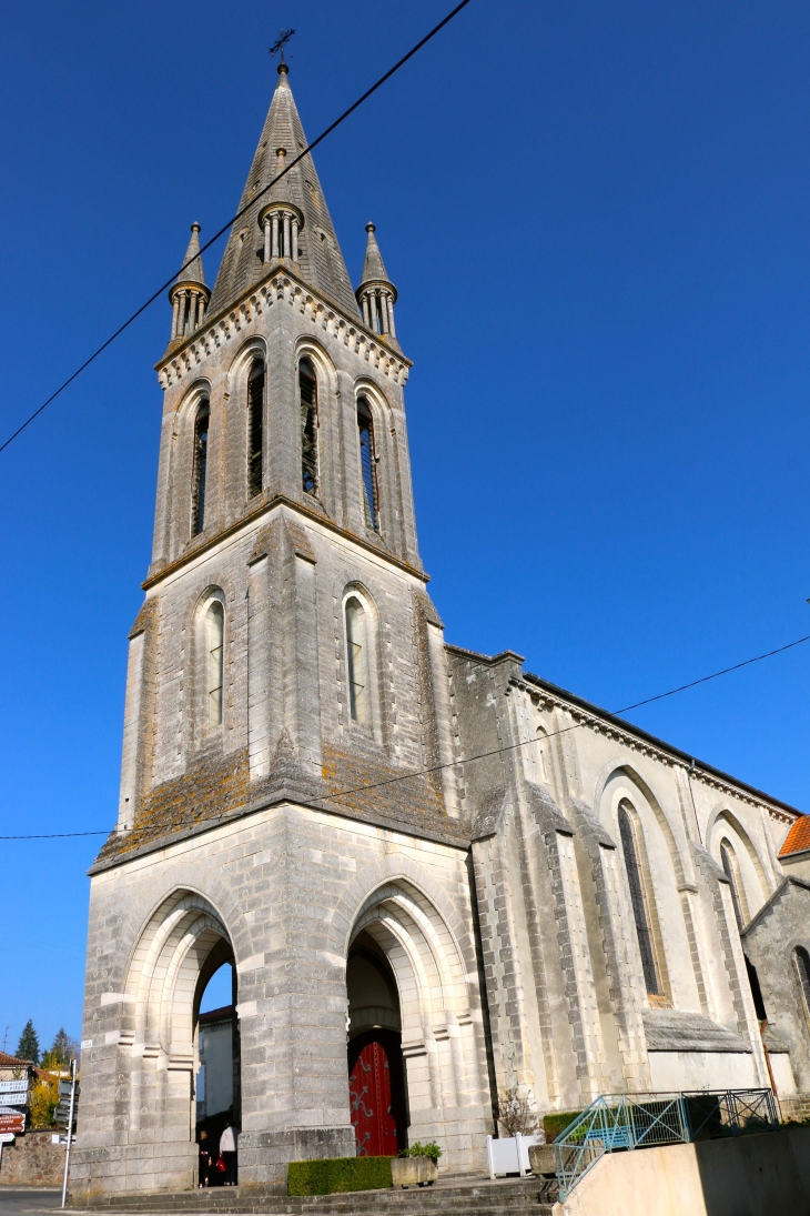 L-eglise-notre-dame-de-l-assomption reconstruite en 1874. - Nontron