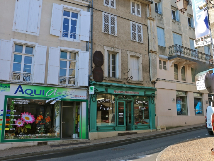 La rue commerçante de la ville haute. - Nontron