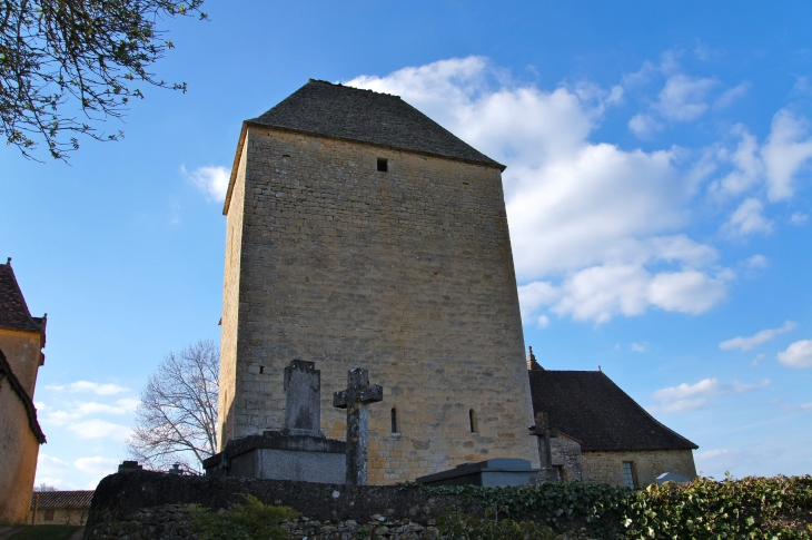Le-chevet-de-l-eglise-romane-saint-matthieu est à l'origine une tour de guet aux murs de pierre très épais et aux façades nues. - Orliac