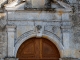 Portail en chêne massif reprenant les motifs de la façade en pierre réalisé par Christophe Collineau, ébéniste local.