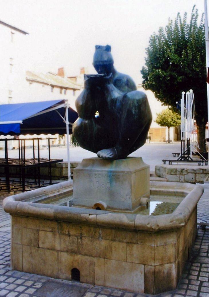 Place Saint Louis. La Source (1980) Gérard Ramon. - Périgueux