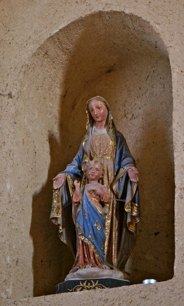 Statue de la Vierge et l'Enfant dans l'église Saint-Maurice. - Prats-du-Périgord