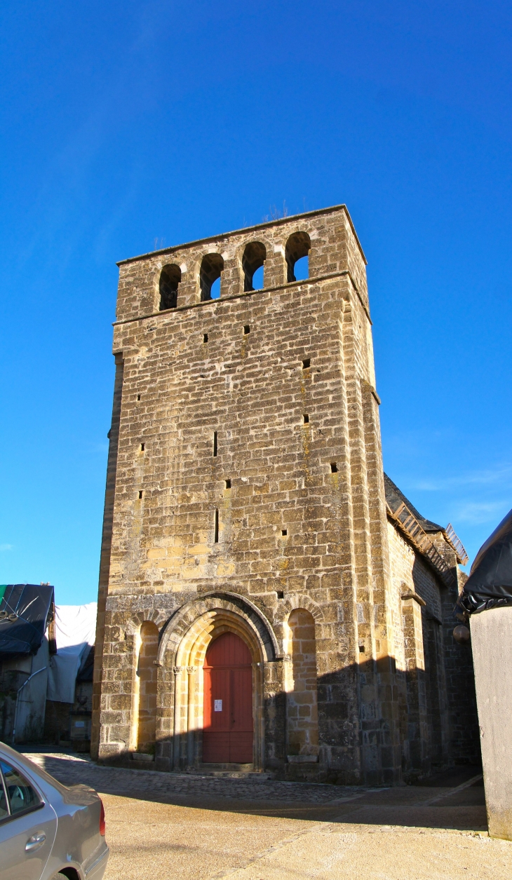 Façade occidentale de l'église Notre Dame de la Purification, XIIIe et XVe siècles. - Preyssac-d'Excideuil