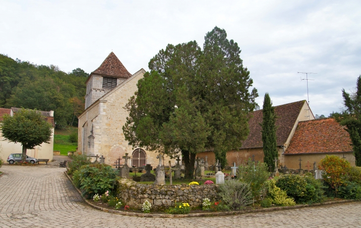 L'église Saint Pierre ès Liens qui a su garder son cimetière autour d'elle. - Queyssac