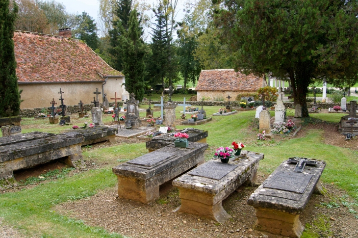 Des anciennes tombes du cimetière de l'église Saint Pierre ès Liens. - Queyssac