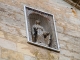 Statuette de la Vierge, incrustée dans le fronton de l'église