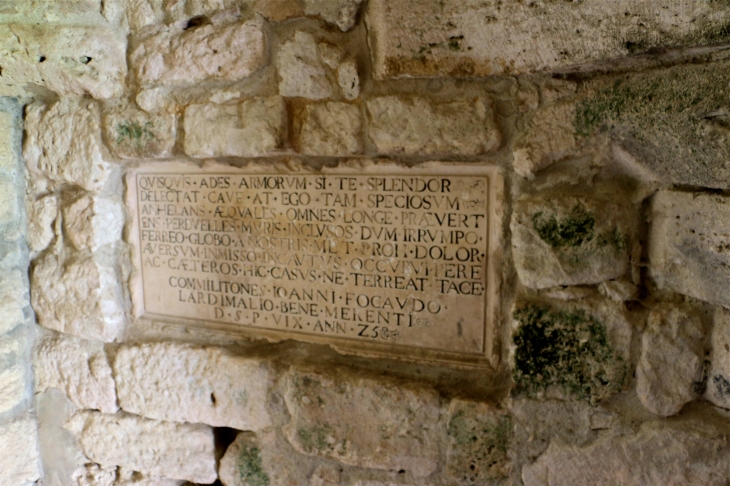 Le château de Bridoire : inscription sous l'escalier de la tour - Ribagnac
