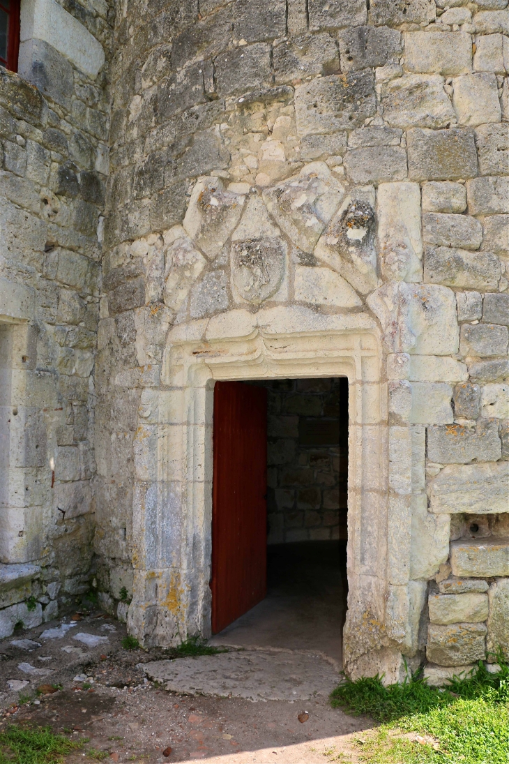 Le château de Bridoire : la porte de la tour - Ribagnac