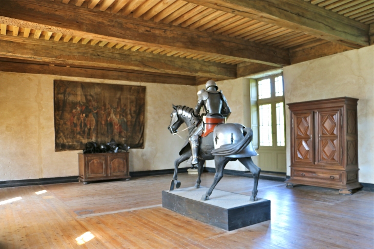 Le château de Bridoire : dans la salle d'armes - Ribagnac