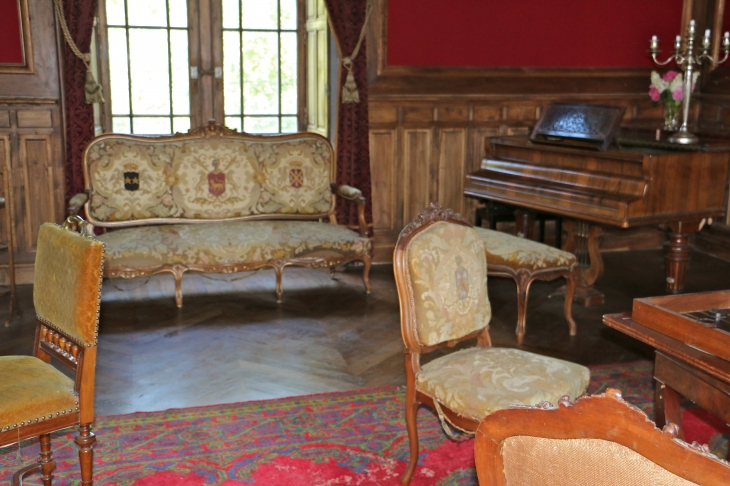 Le château de Bridoire : le grand salon, salon d'époque Napoléon III en noyer - Ribagnac