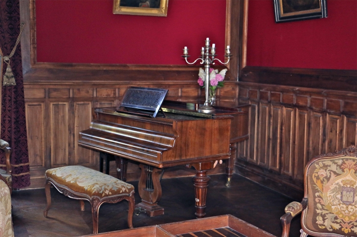 Le château de Bridoire : le grand salon, piano à queue Erard du milieu du XIXe siècle - Ribagnac