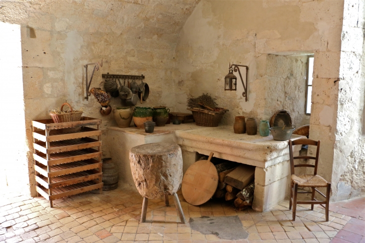 Le château de Bridoire: la cuisine, la pierre d'évier du XVIIe siècle - Ribagnac