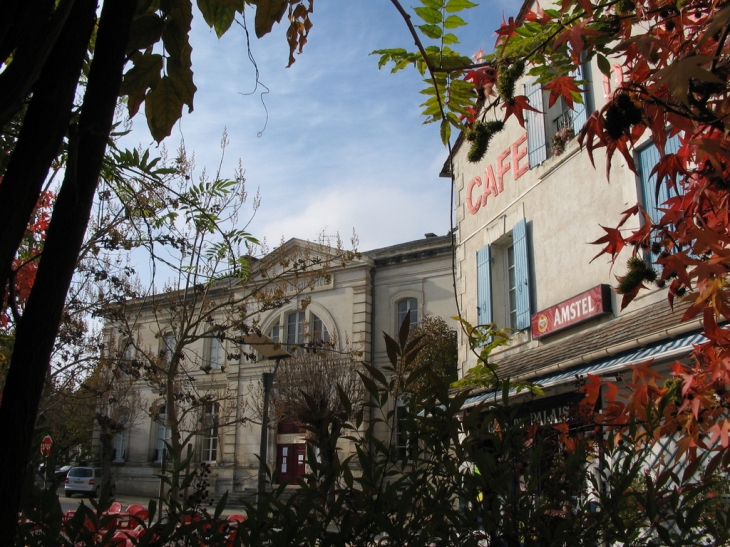 Ribérac. Café du Palais et Palais de justice