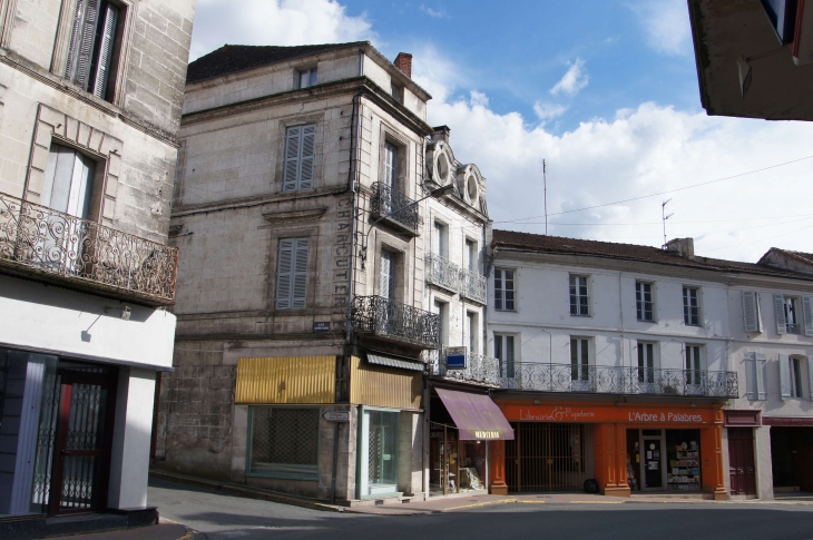 Rue du 26 mars 1944. - Ribérac