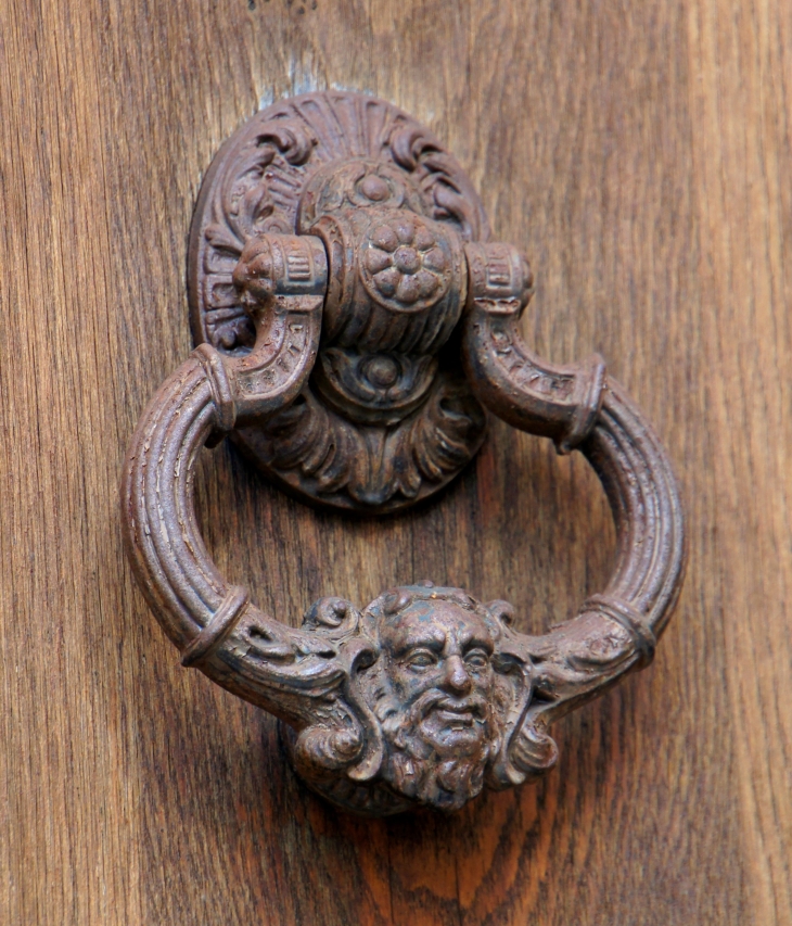 Heurtoir ancien. - Ribérac