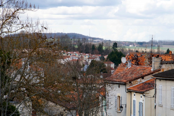 Vue sur les toits. - Ribérac