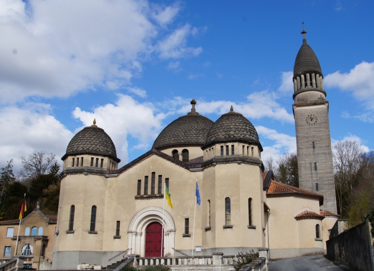 Eglise Notre-Dame de la Paix, construite en 1933 afin de remplacer l'ancienne, devenue trop petite. - Ribérac