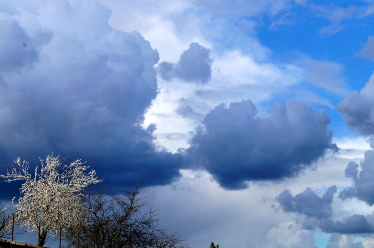 Ciel menaçant au dessus de la ville. - Ribérac