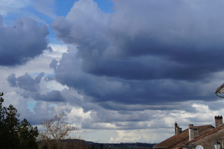 Ciel menaçant au dessus de la ville. - Ribérac
