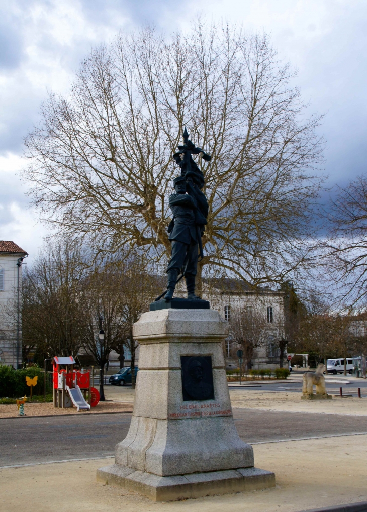 Statue du Colonel de Nattes. - Ribérac