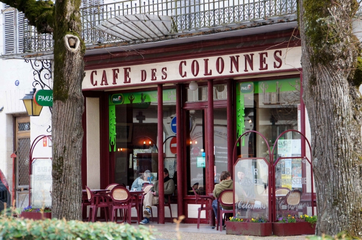 Café sur la Place du Général de Gaulle. - Ribérac