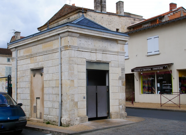 Sur la Place  l'ancien bureau d'Octroi. - Ribérac