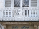 Noble visage sur une ferronnerie de balcon.